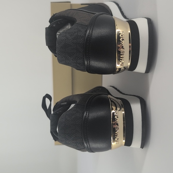 Size 8.5 Michael Kors Maddie Sneakers NEW ! - Picture 3 of 12